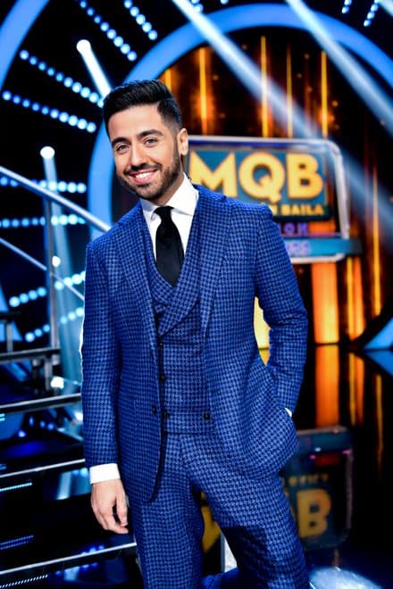 El chaleco abotonado cruzado bajo la chaqueta fue un toque exquisito en su look de tercera gala.