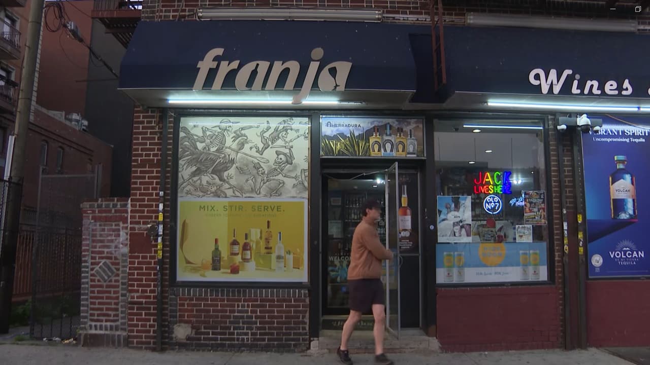 El pasado 21 de mayo, el dueño de una licorería en Queens 
<b>fue arrestado luego de presuntamente balear a un joven </b>que lo agredió al interior del negocio.
<br>
<br>
<b>Francisco Valerio, de 53 años</b>, se encontraba atendiendo su licorería “Franja Wines & Liquors” ubicada en Wycoff Avenue, en el área de Ridgewood el pasado lunes por la tarde, cuando un par de jóvenes ingresaron e intentaron robar.
<br>
<br>Valerio intentó evitar el robo y terminó disparando al salirse una bala cuando forcejeaba con uno de ellos.