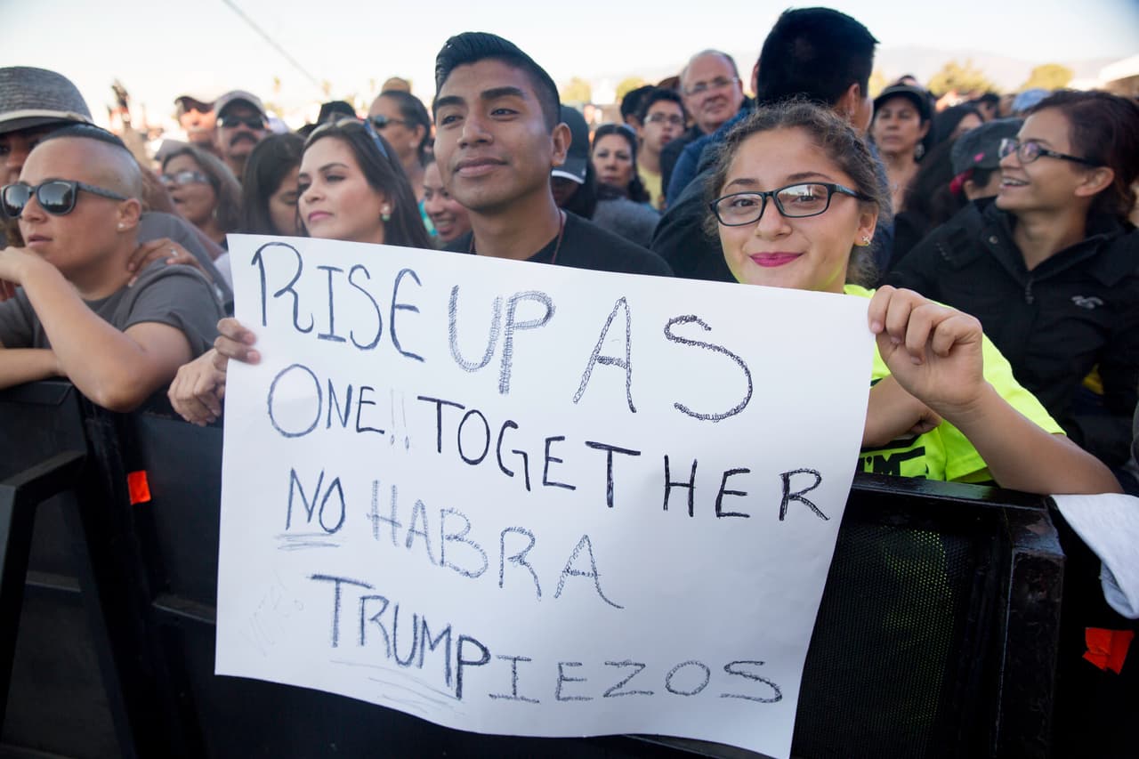 'No habrá Trumpiezos' se lee en uno de los carteles de los asistentes al concierto en relación a las elecciones presidenciales de Estados Unidos que están en puerta.