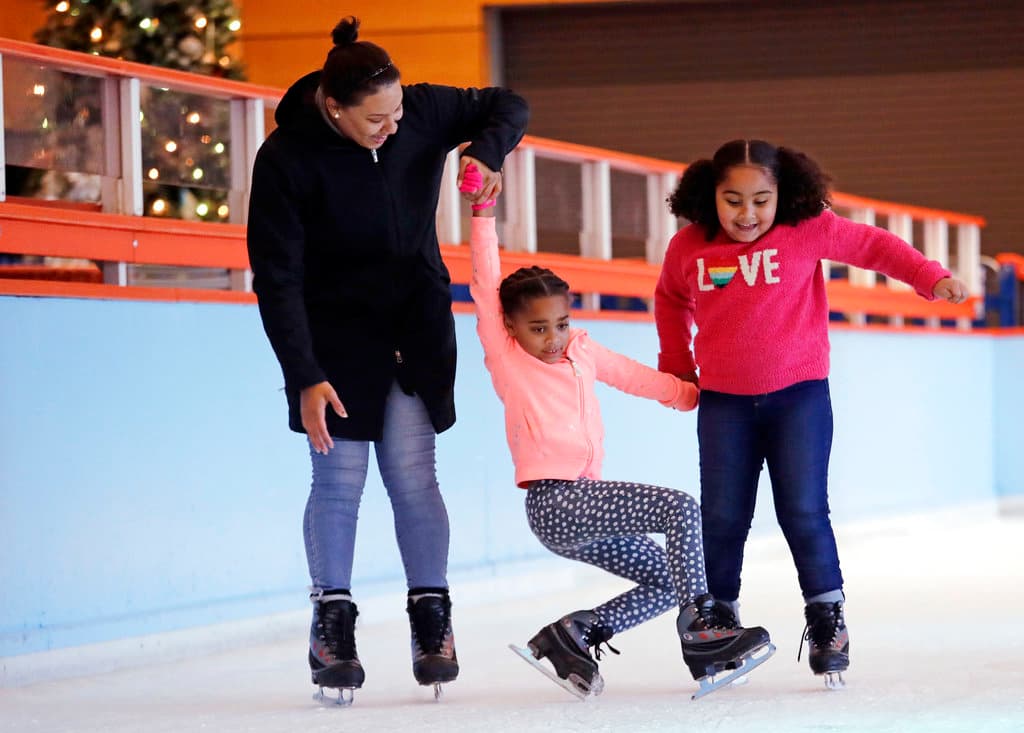 <b>Scottsdale</b>
<br>Cuándo: 17 de noviembre al 6 de enero de 2024
<br>Dónde: Fairmont Scottsdale Princess, 7575 E. Princess Dr.
<br>Costo: $40 por persona
<br>
<a href="https://www.christmasattheprincess.com/tickets" target="_blank">Más información en este enlace.</a>