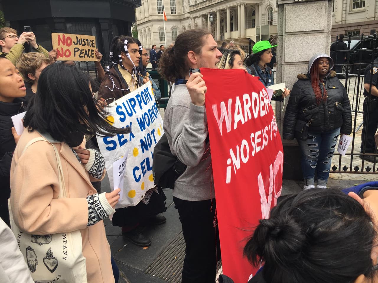 "Apoyen a lxs trabajadorxs sexuales...", dice una pancarta.