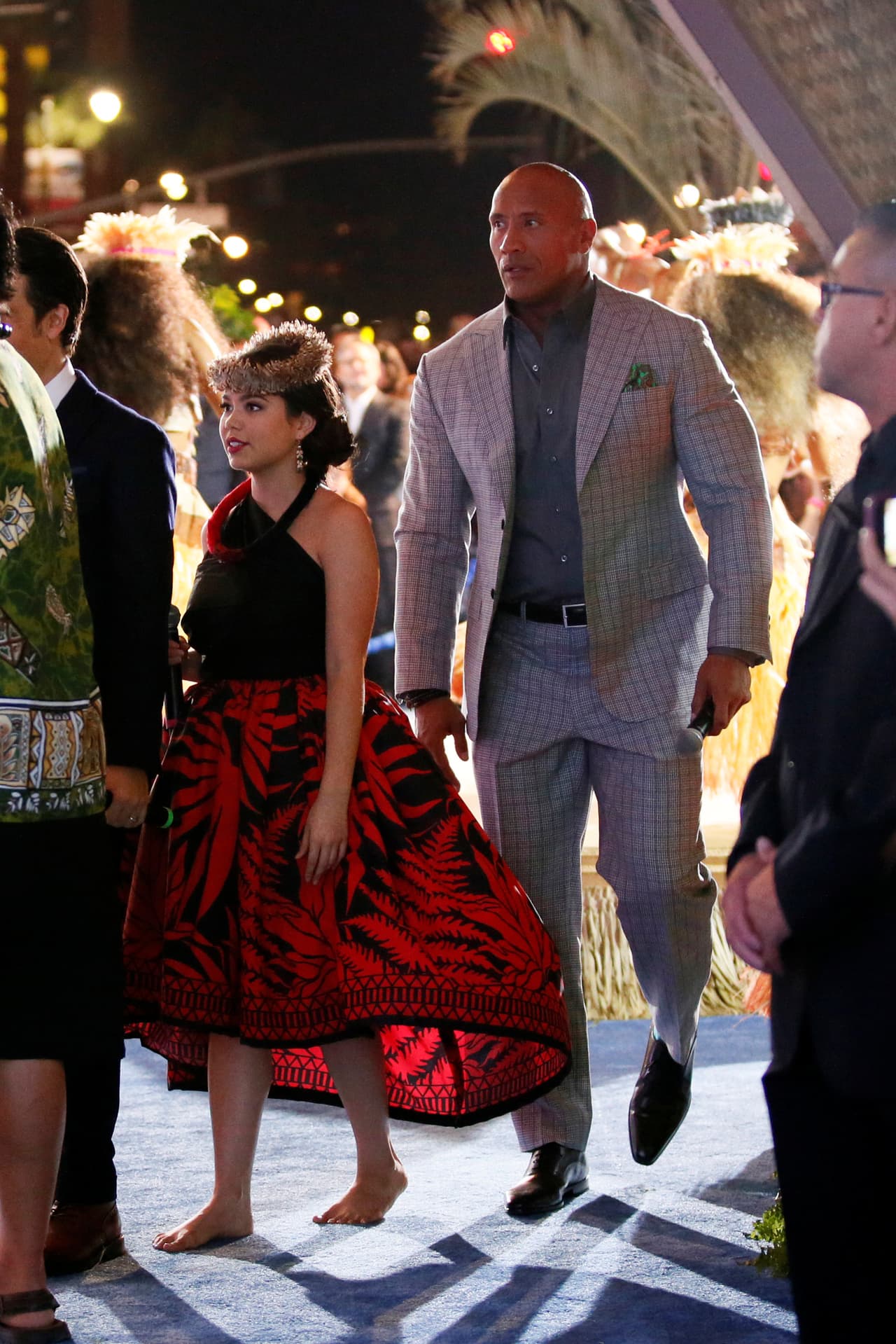 Auli'i Cravalho junto a Dwayne Johnson en la premiere de 'Moana' en 2016