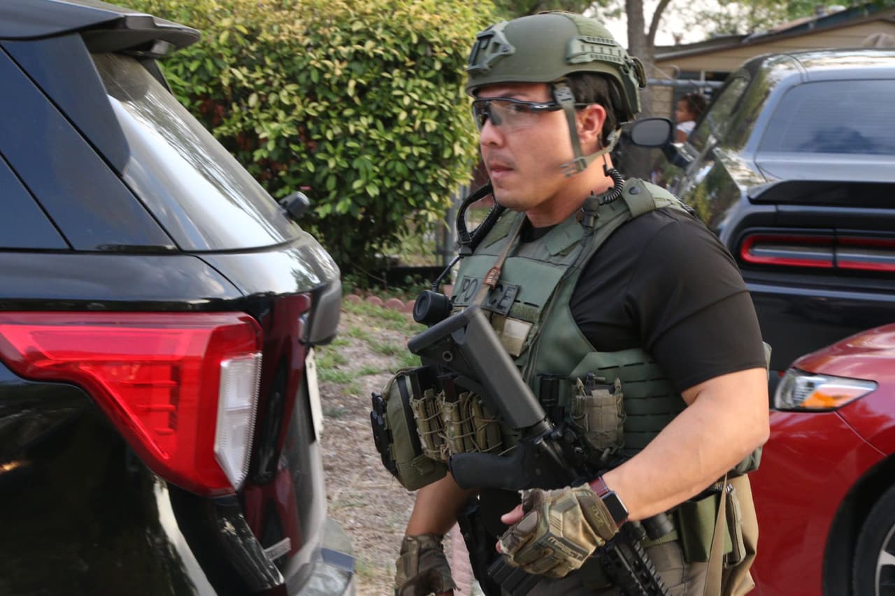 Hombre armado pone en jaque a vecindario; autoridades intentan que se rinda