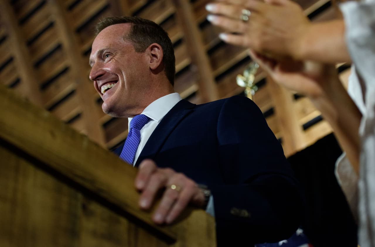 <h3 class="cms-H3-H3">Ted Budd, candidato republicano al Senado por Carolina del Norte</h3>
<br>
<br>🗳️ Budd compite contra la demócrata Cheri Beasley para ocupar el escaño que dejó vacante el senador republicano Richard Burr. 
<br>
<br>🗳️ “Millones de estadounidenses creen que hubo problemas consecuentes en las elecciones presidenciales de noviembre”, dijo Budd en un comunicado difundido el 22 de diciembre de 2020.
<br>