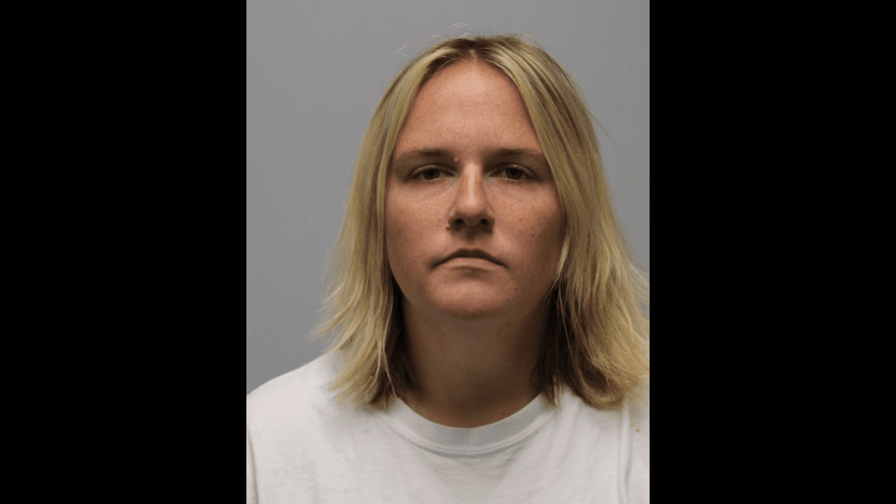 Profesora de una escuela cristiana es acusada de violación infantil por tener sexo con un estudiante
