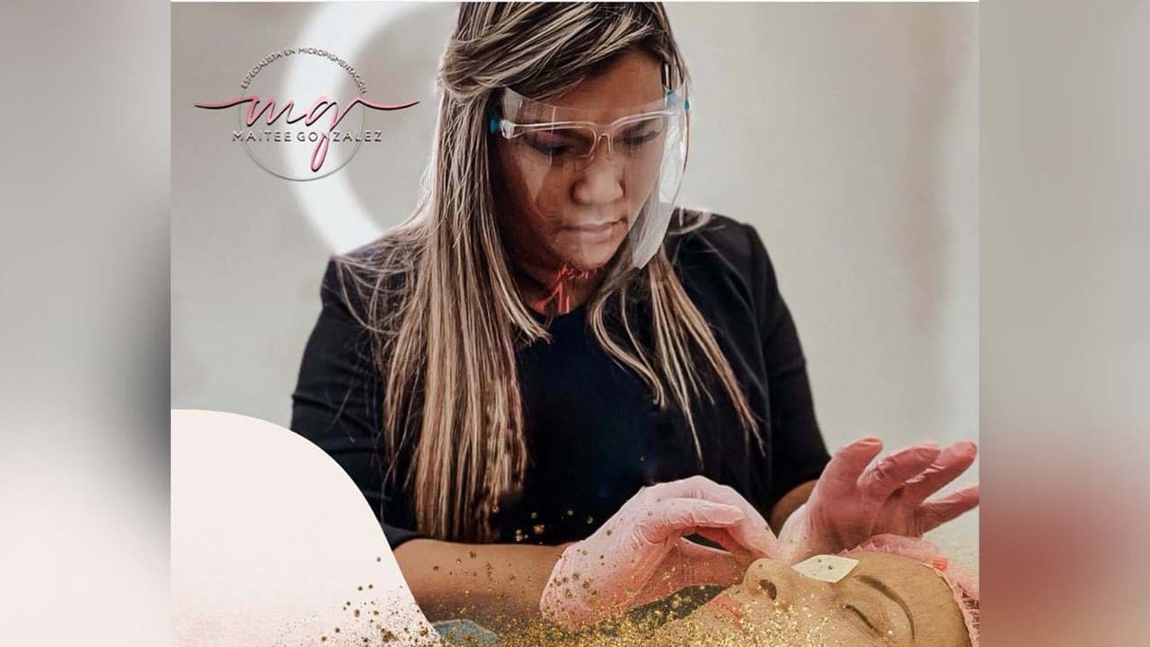 González asegura que el problema no es permanente, “
<b>Si hay solución para todo</b>, también dependiendo del tipo de piel y hasta dónde haya llegado el pigmento y qué tipo de pigmento usaron, por ejemplo, hay remoción con láser y remoción con ácidos, pero debe ser con un tiempo específico, no se borra de la noche a la mañana y hay otras consecuencias que trae esto”.