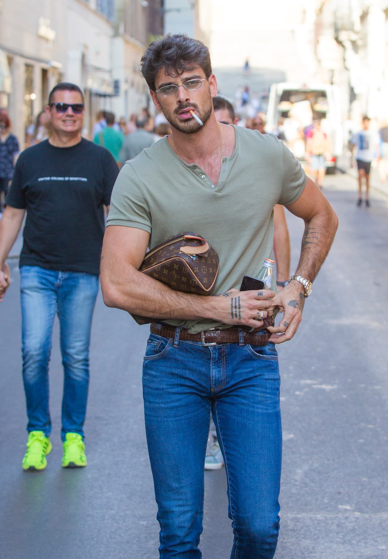 En un inicio los rumores amarillistas señalaron que la ruptura se dio debido a que el histrión italiano era gay, si bien eso no es verdad y su divorcio se debió a problemas internos de la pareja, así que actualmente Michele Morrone está soltero.