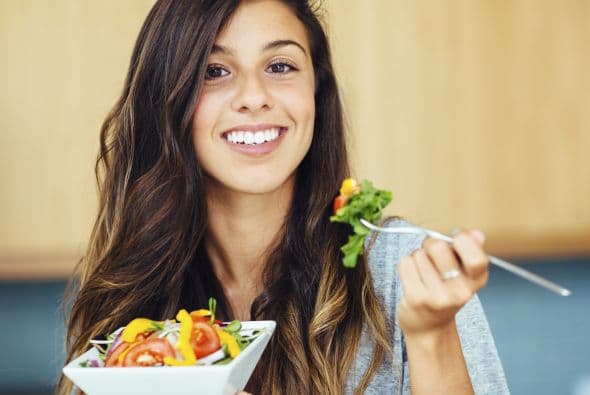 Si estás en una dieta muy estricta, pospón tu visita. Lo más apropiado sería que cambies la fecha, ya que no puedes esperar que tu anfitrión siga tu régimen; mejor ve cuando puedas comer lo que te ofrezca.