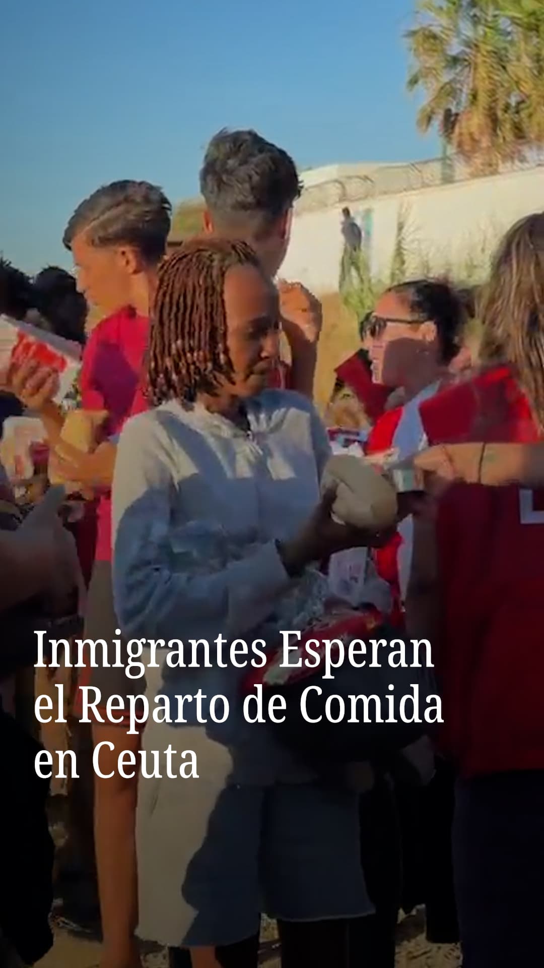 Inmigrantes esperan el reparto de comida en Ceuta