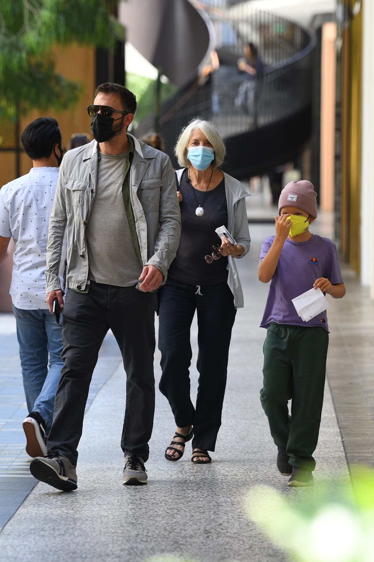 Un informante afirmó a E! News que el actor estaba en la joyería completando un 'scavenger hunt' o 'búsqueda de tesoros', un juego que generalmente se lleva a cabo al aire libre, en el que los participantes deben recolectar varios objetos de una lista de cosas que se les ha dado.
<br>