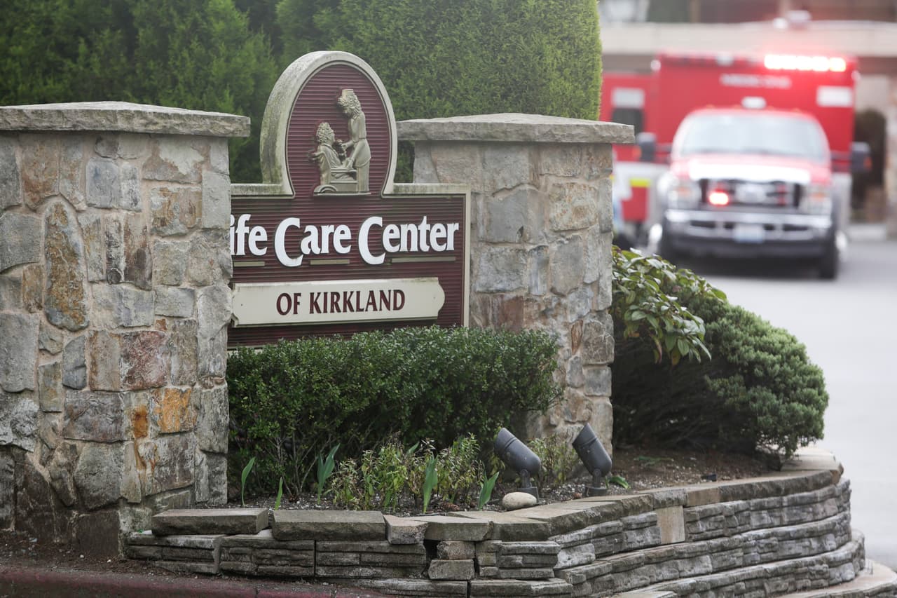 El primer paciente viajó desde la ciudad de Seattle, en Washington, al Aeropuerto Internacional de Raleigh-Durham (RDU) el pasado 22 de febrero. Durante su estadía en Washington, estuvo expuesto a un centro de personas mayores donde varias personas han fallecido a causa del COVID-19.