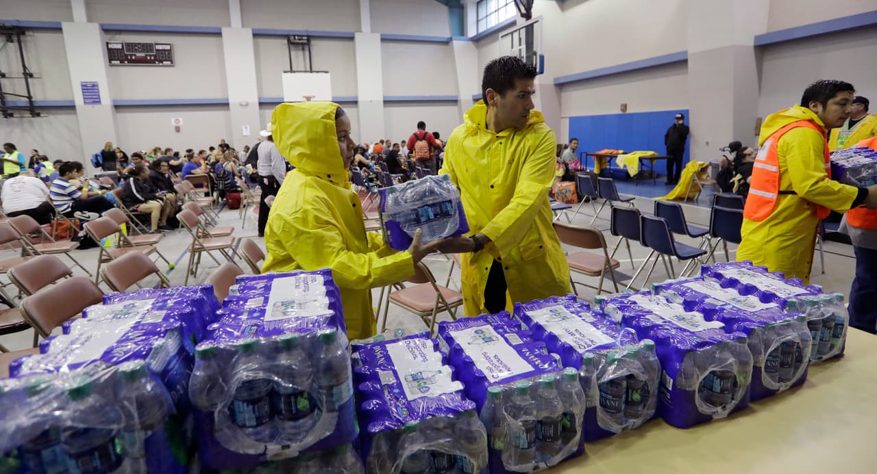 Oficiales entregan agua para los residentes de Corpus Christi, que esperan por ser evacuados de la ciudad.