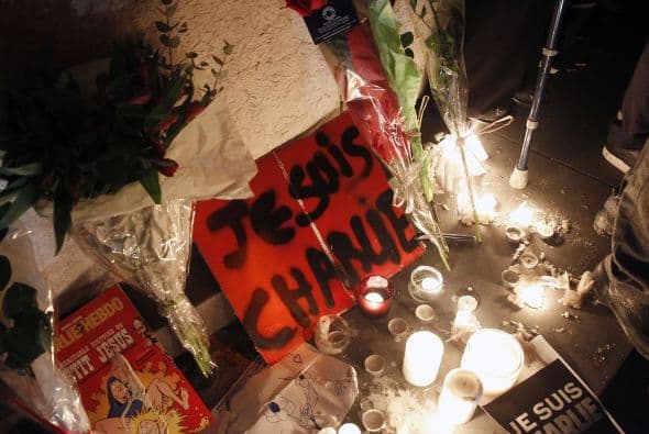 Carteles, semanarios, flores y velas formaron parte de la protesta silenciosa en la plaza de la República.