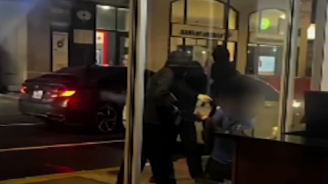 Buscan a hombres armados con rifles AR-15 por robo en el centro de Filadelfia