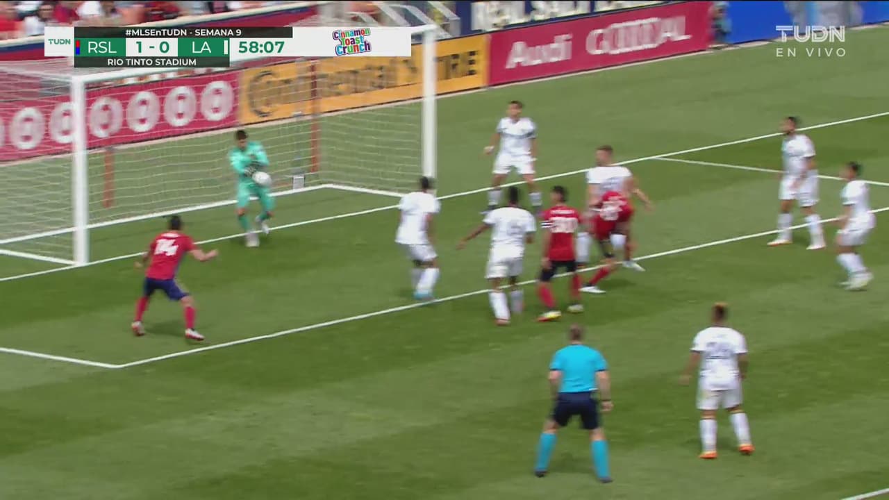 ¡Le rematan todas! Justen Glad paraliza el área con su cabezazo