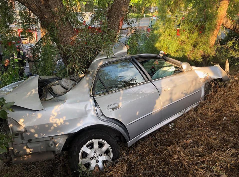 A simple vista es difícil describir cómo ocurrió este aparatoso accidente vehicular, en esta imagen se puede ver el auto completamente sumergido de un lado hacia el árbol.
