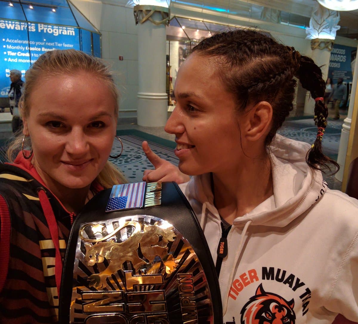 La peleadora que representa a Perú lanzó 230 golpes a su oponente Priscila ‘Pedrita’ Cachoeira y la dejó fuera de actividad seis meses.