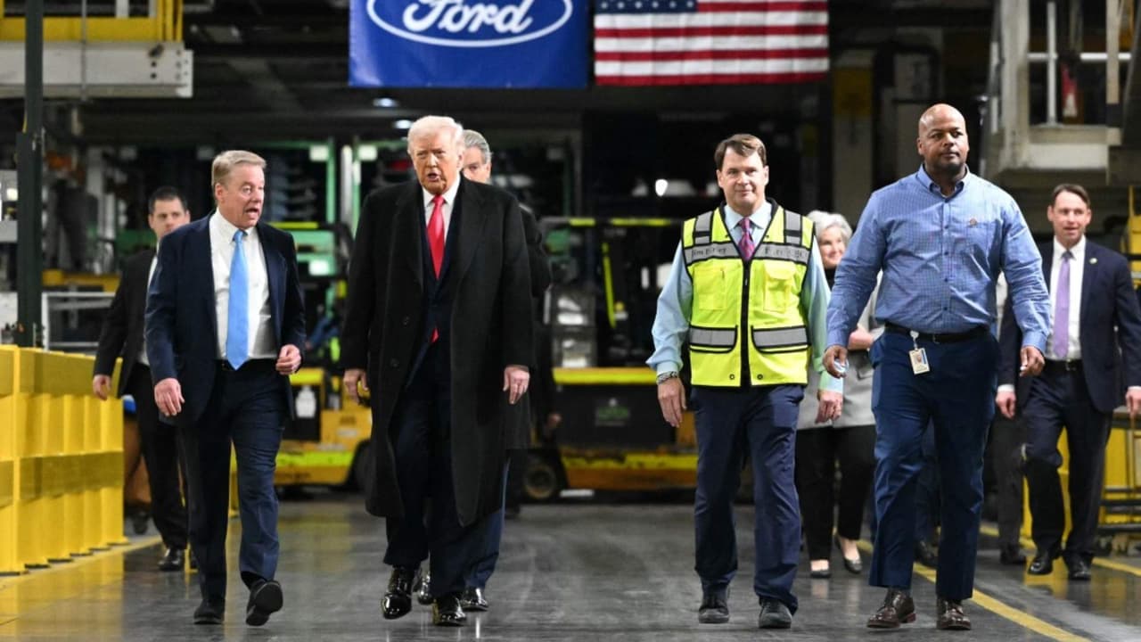 Donald Trump proclama auge económico, pero informe revela incremento en costos