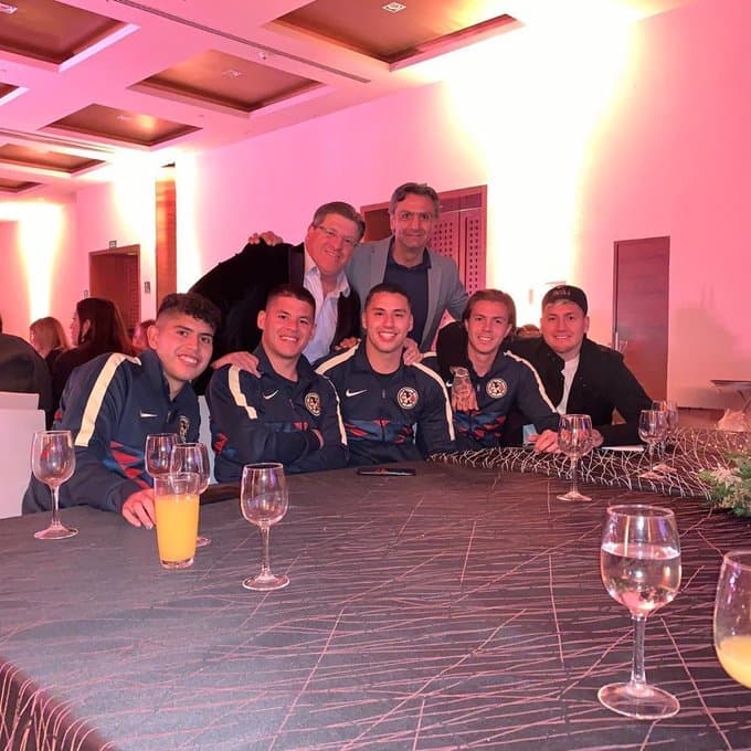 El equipo del América reunidos en su brindis navideño