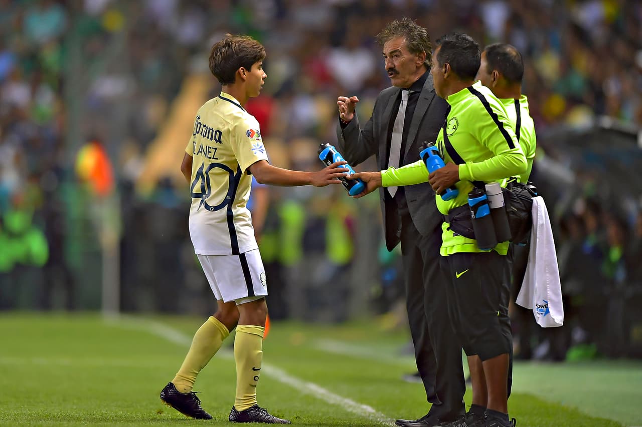 Que Ricardo olvidó su nombre y tuvo que llamarlo diciéndole ‘niño’. Lainez respondió y tuvo destellos que maravillaron a los presentes, por su edad pero también por su calidad futbolística.