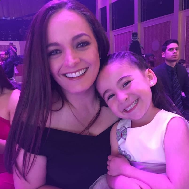 <b>Lara</b> es muy angelada, por eso todo el elenco y el equipo de producción le tomó mucho cariño, como la actriz
<b>Lourdes Reyes</b>.