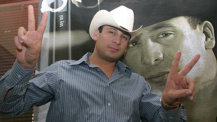 De acuerdo con Univision Entretenimiento, en la escena del crimen había por lo menos 20 impactos de bala en cada lado de la camioneta en la que viajaba Valentín. El comando se marchó cuando ya daban por muerto al cantante y cumplido su objetivo.