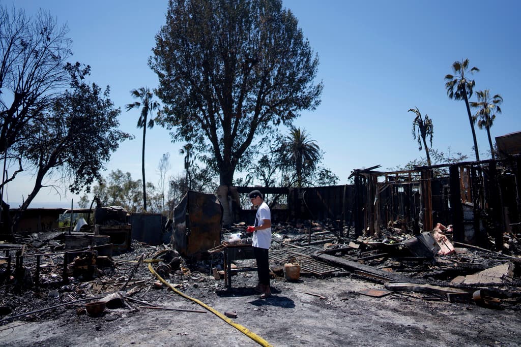 Algunos vecinos afectados por el incendio no encontraban palabras para describir lo que sentían al ver tantos años de esfuerzo y trabajo convertidos en cenizas.
