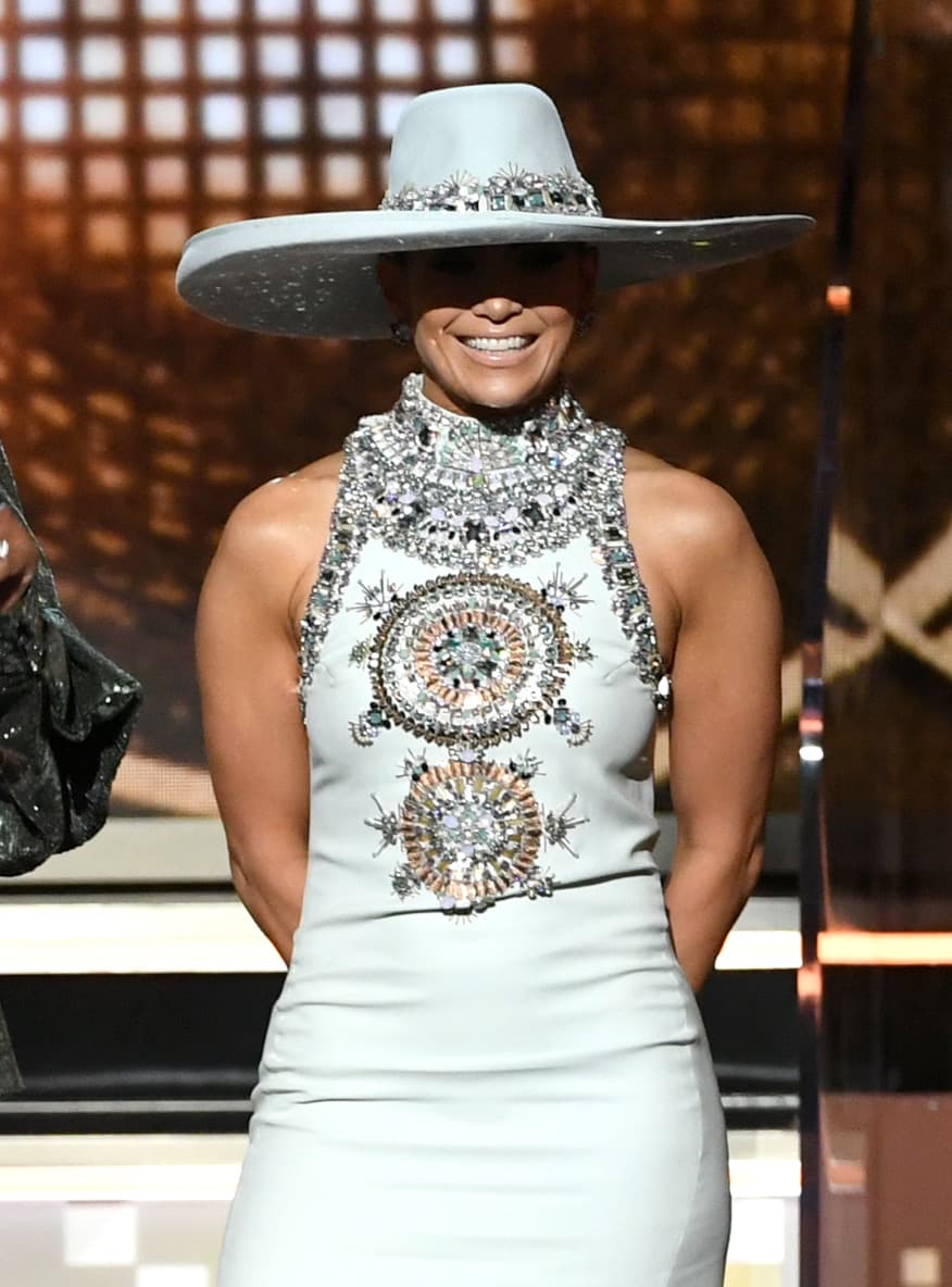 Se trata de un sombrero de ala ancha con pedrería que hacía juego con su vestido. Sin embargo, en ocasiones, el accesorio le tapaba gran parte del rostro.