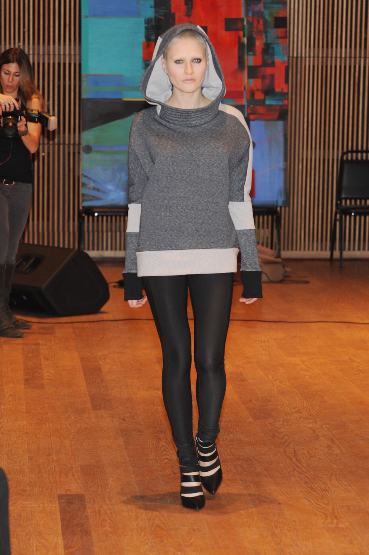 ¿Qué tal unos leggings de colores neutros y tacones?