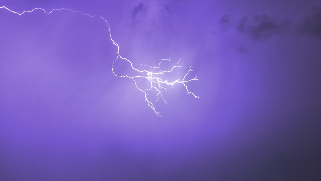 Una maestra es impactada por un rayo y sobrevive para contarlo 