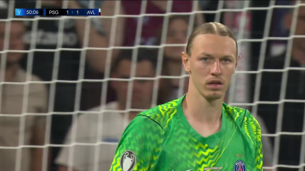 ¡Cerca el Aston Villa de la remontada! Gran contra que Safónov ataja