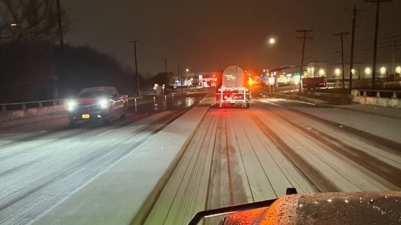 <b>Las carreteras amanecieron congeladas en el Norte y Oeste de Austin y parte del centro de Texas. <a href="https://www.univision.com/local/austin-kakw/tormenta-invernal-en-texas-ercot-apagones-red-electrica-frio-extremo-frente-artico">Desde la tarde del sábado hasta la mañana del domingo</a></b>, la policía local respondió a más de 1,000 llamadas por emergencias relacionadas con la tormenta, incluyendo 
<b>67 accidentes y 32 reportes de peligros viales, </b>mientras múltiples puentes y pasos elevados permanecían cubiertos de hielo.