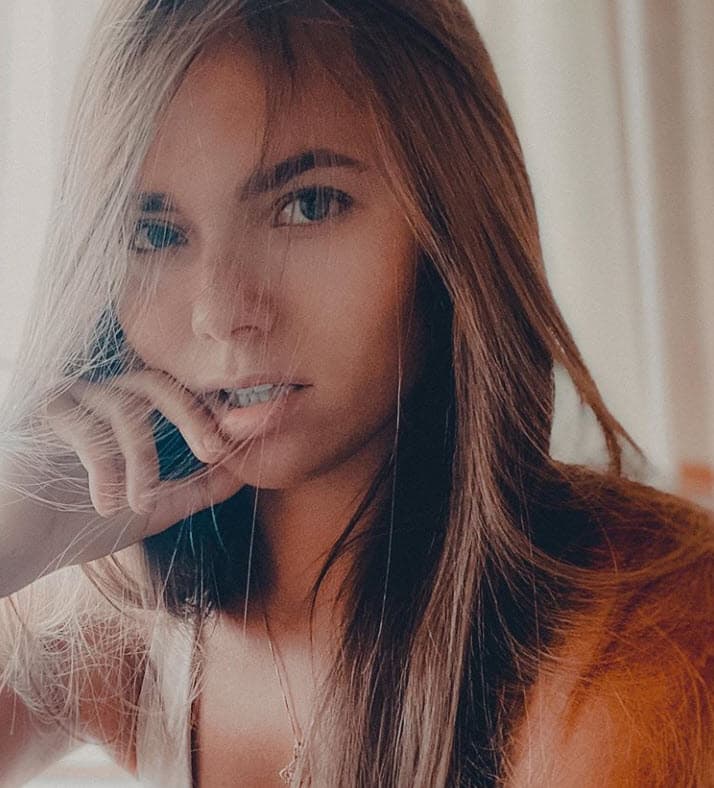 La hermana menor de la actriz vive en Rusia y no se dedica al medio artístico. 
<br>