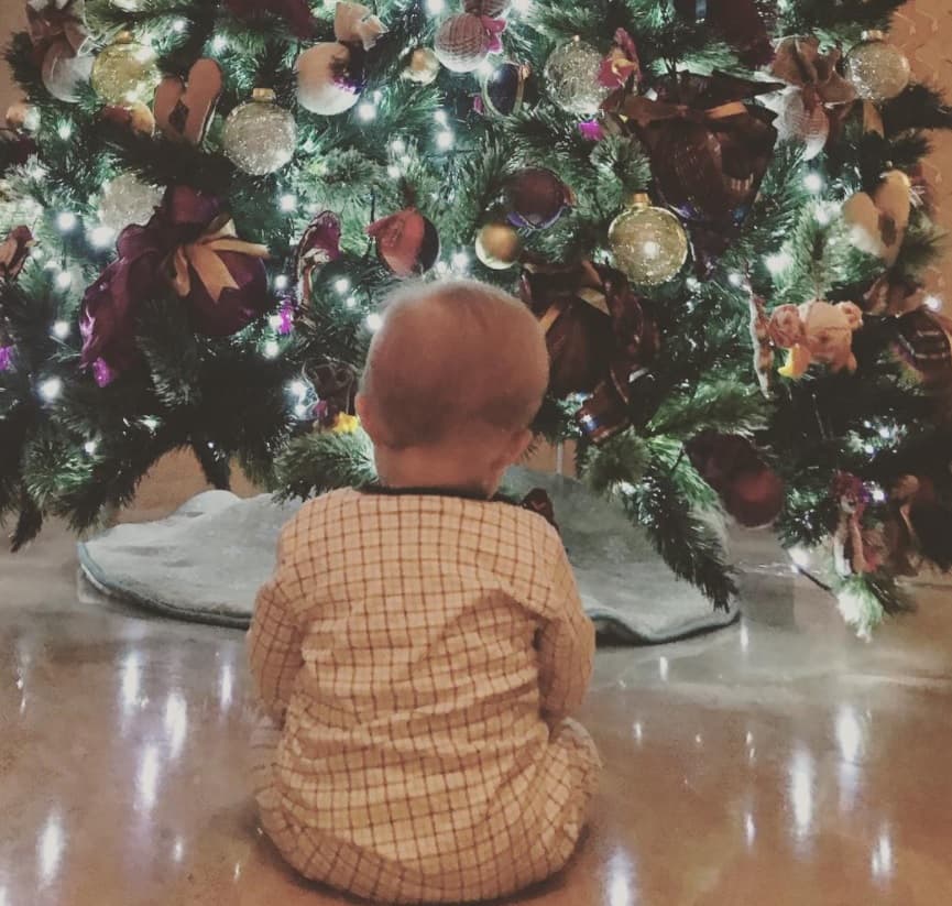 La cantante y el político compartieron esta imagen del pequeño Manuel observando el decorado del árbol de Navidad de familiar.