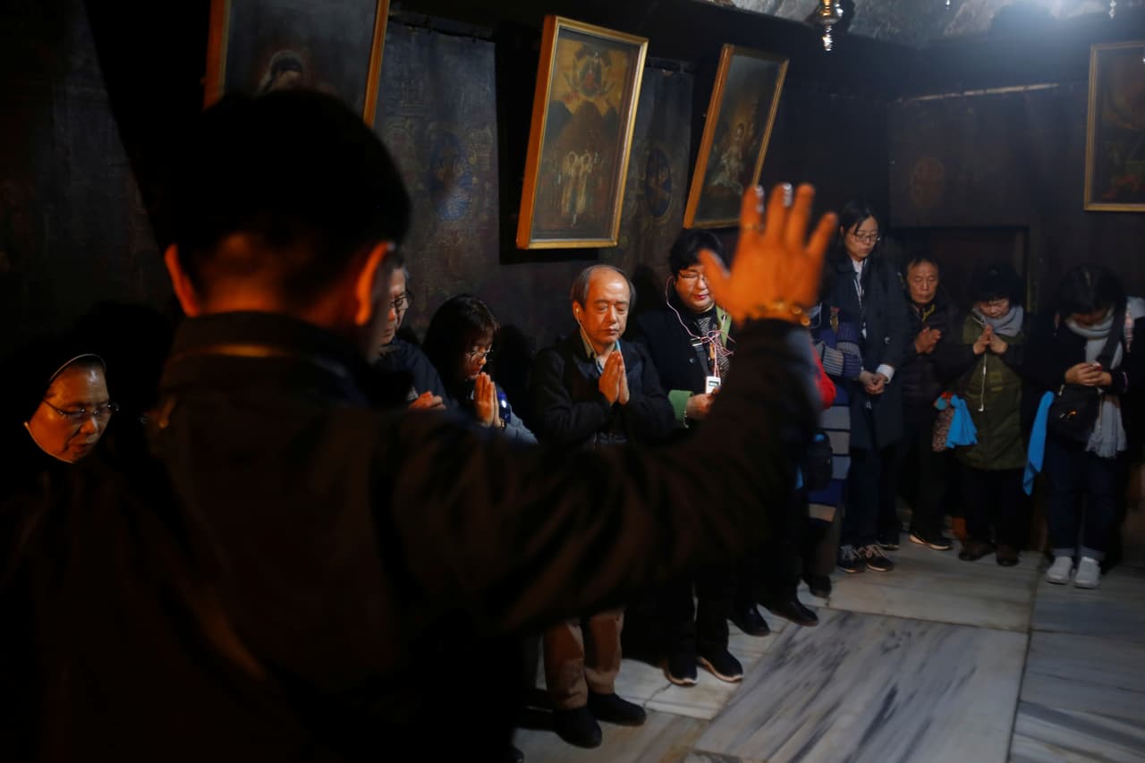 Los franciscanos, que habitan en Belén desde 1347, poseen a un lado de la basílica de la Natividad el propio convento y una iglesia dedicada a la santa mártir Catalina. Creyentes asiáticos dentro de la basílica.