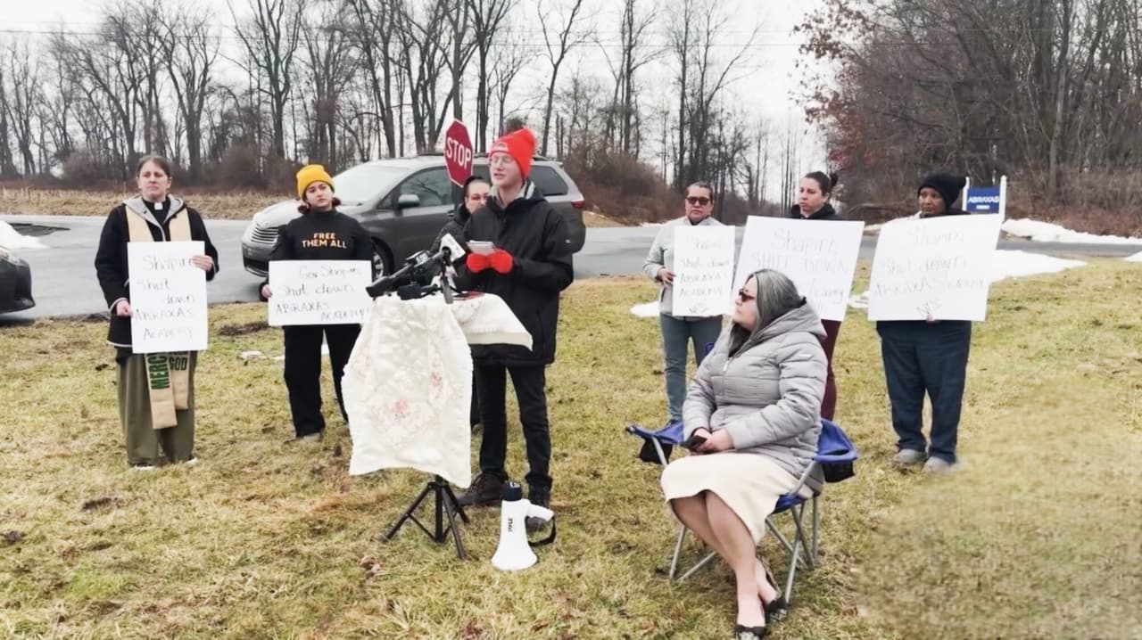 Piden al gobernador de Pensilvania cerrar centro de detención juvenil por historial de abusos