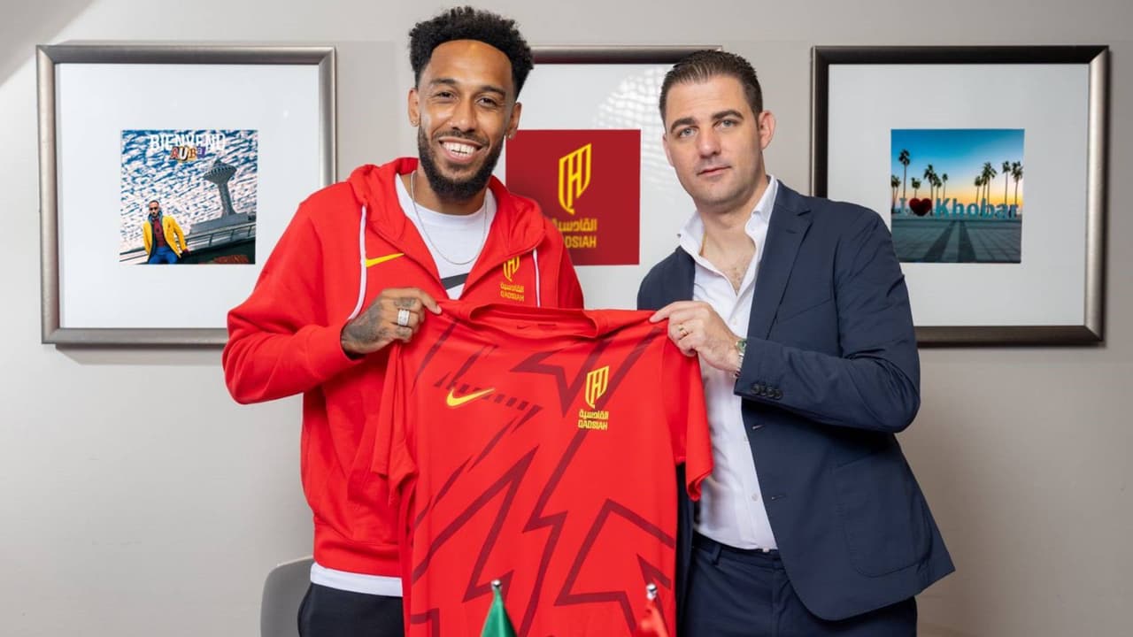 Julián Quiñones tendrá a Aubameyang como compañero en Arabia Saudita