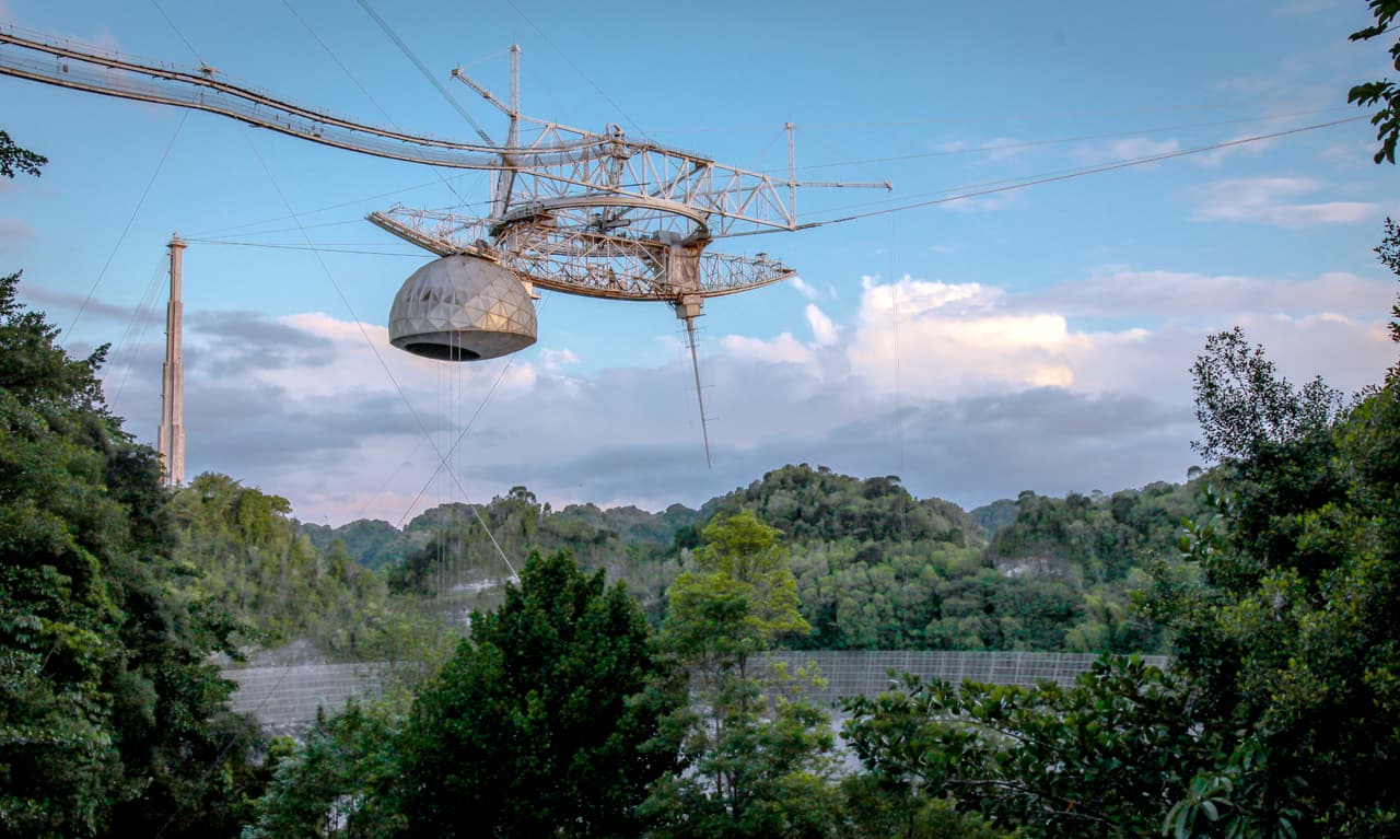 La plataforma de instrumentos del telescopio cayó durante la noche. No se reportaron heridos. NSF está trabajando con las partes interesadas para evaluar la situación. Nuestra principal prioridad es mantener la seguridad”, 
<a href="https://twitter.com/NSF/status/1333772980539691008"><u style="box-sizing: border-box;">tuiteó el martes en la mañana la NSF, junto a esta fotografía.</u></a>