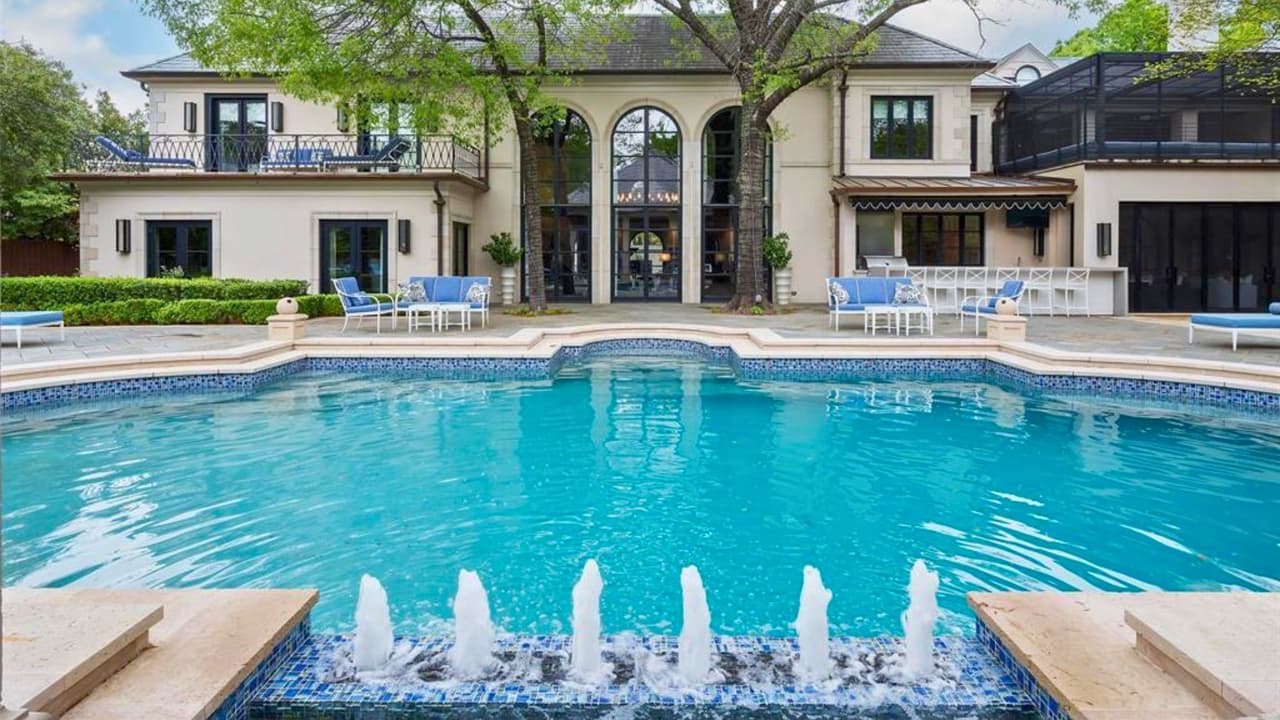 Una de las fotos del anuncio muestra una de las piscinas de la propiedad.