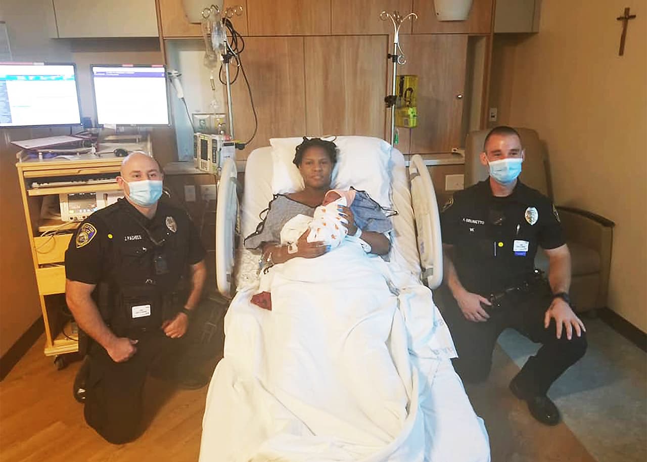 Policías asisten el parto de una mujer del Valle, luego de que el bebé no esperó llegar al hospital