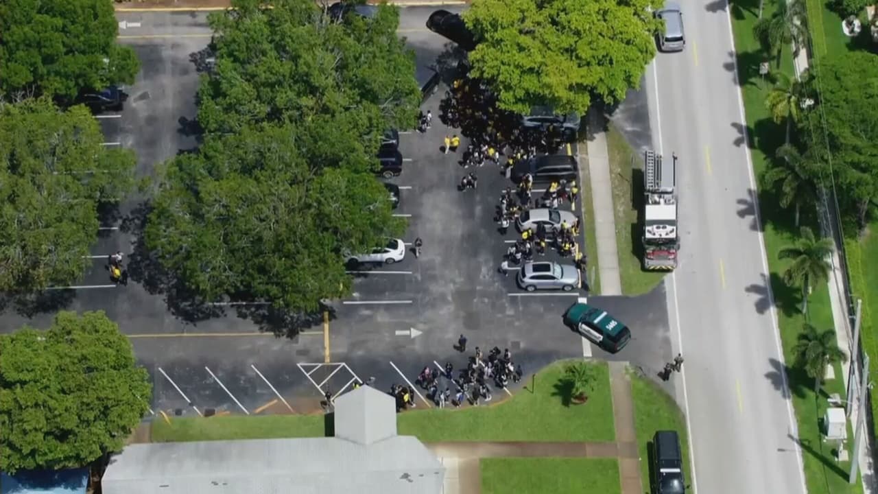 Evacúan escuela de Deerfield Beach por amenaza de bomba