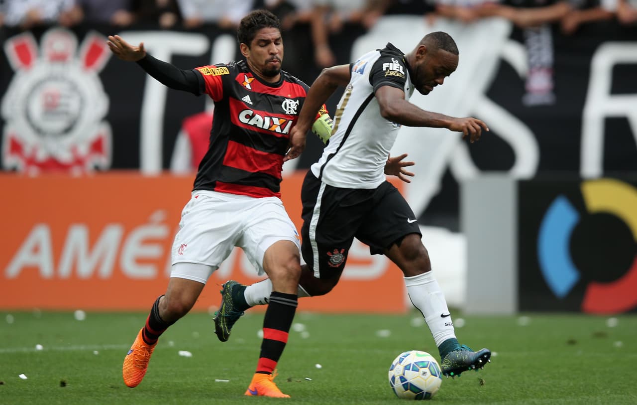 Corinthians derrota en el clásico a Flamengo y se acerca al título