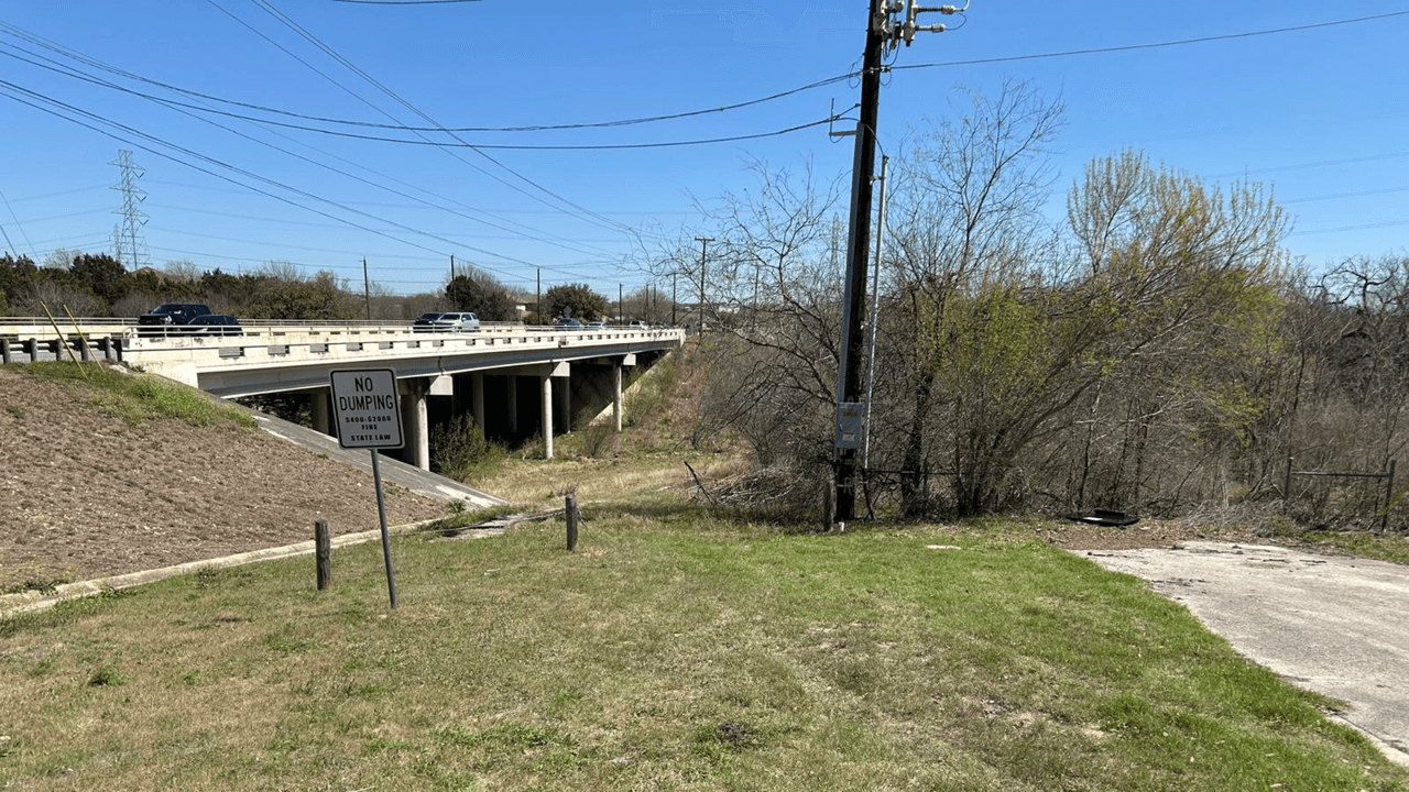 <h2 class="cms-H2-H2"><b>Un cuerpo es encontrado en un sendero prácticamente vacío</b></h2>
<br>
<br>Las autoridades del sheriff del condado de Bexar fueron al noroeste de San Antonio, donde hubo una movilización porque encontraron un cuerpo. Esto fue el 12 de marzo en un sendero entre las calles Braun Road y Mustang Ranch, cerca de la parte baja de un puente. En la zona había voluntarios de búsqueda. 
<b>Esta área estaba prácticamente vacía, rodeada de árboles y vegetación seca.</b>
<br>
<br>El sheriff del condado, Javier Salazar, dijo que creía que el cuerpo era de Mariadelis, pero que no podía confirmarlo.