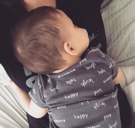 Con una foto de Gael acurrucado entre sus brazos, Ana explicó que el pequeñito ha estado enfermo.