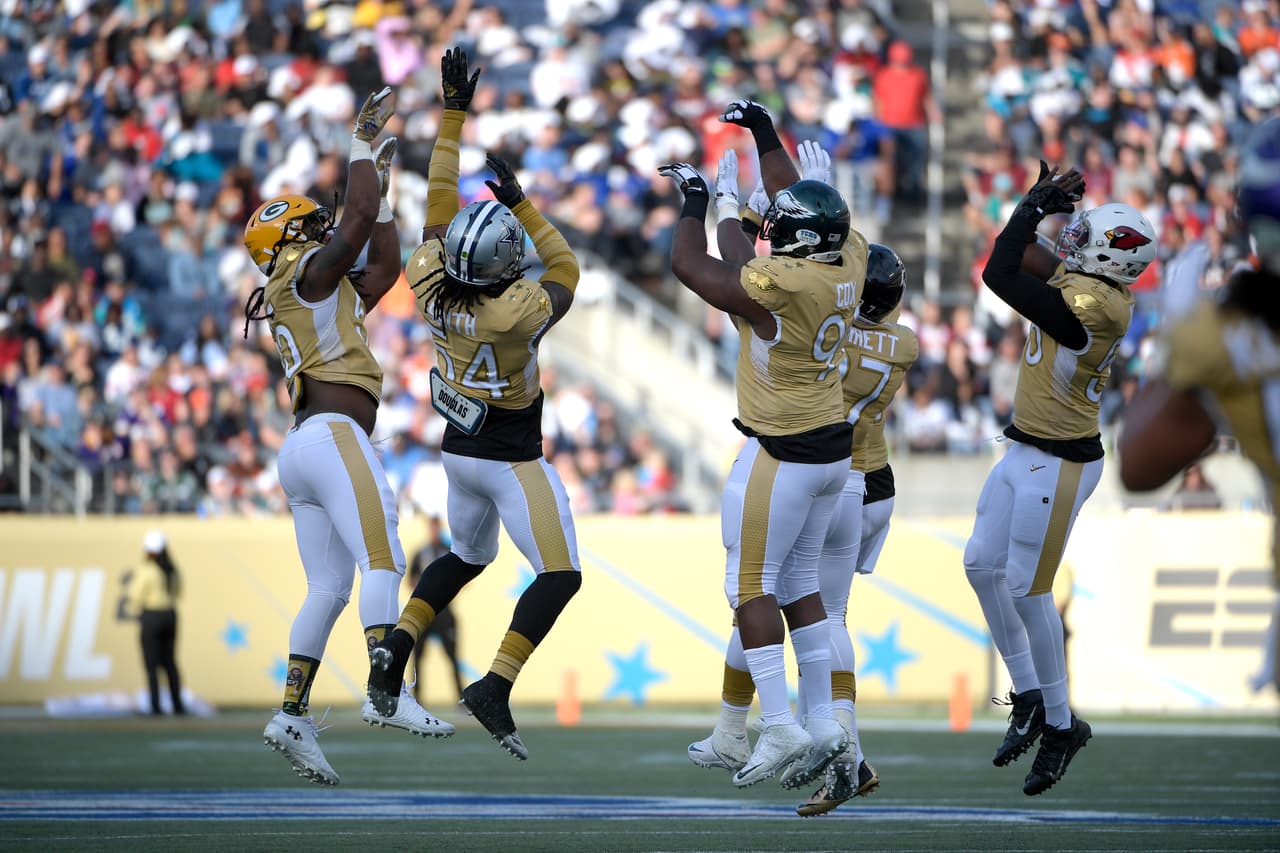 Durante el Pro-Bowl, los jugadores de la NFC festejaron un touchdown con un salto y tiro hacia la canasta en memoria a Kobe.