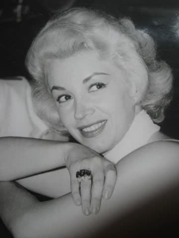 Evangelina Elizondo nació en la Ciudad de México el 28 de abril de 1929. Estudió Ciencias Religiosas pero desde muy joven tuvo inclinaciones artísticas, Evangelina comenzó a pintar cuando era niña y tuvo su primer acercamiento al mundo del espectáculo lo tuvo a los 20 años cuando consiguió convertirse en la voz de la 'Cenicienta' en la clásica película de Walt Disney.
<br>