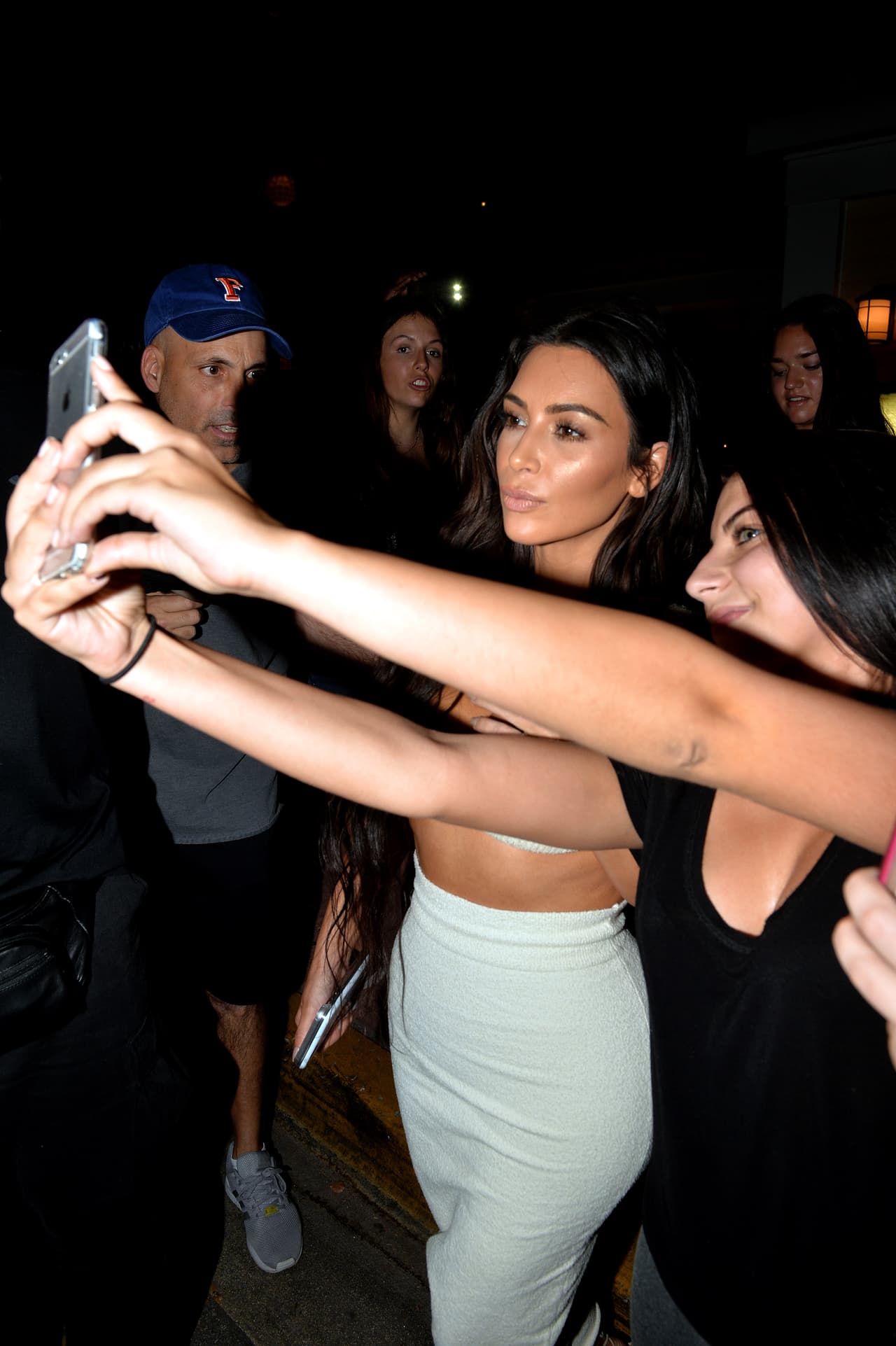 Kim estaba tan contenta con su obsequio que hasta se detuvo a tomarse selfies con sus fans.
