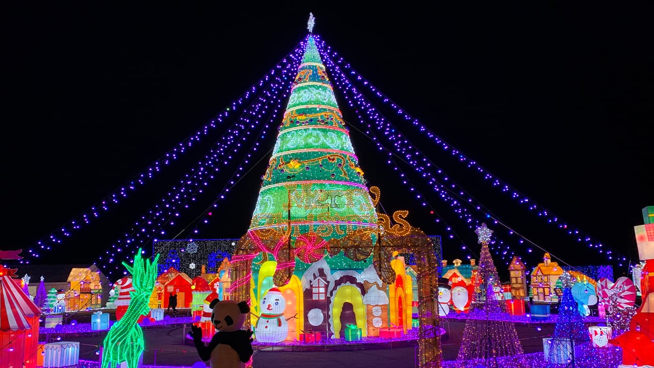 El diseño de luces navideñas en 
<b>The Village</b> está inspirado en las hermosas plazas navideñas que se encuentran en muchas ciudades europeas.