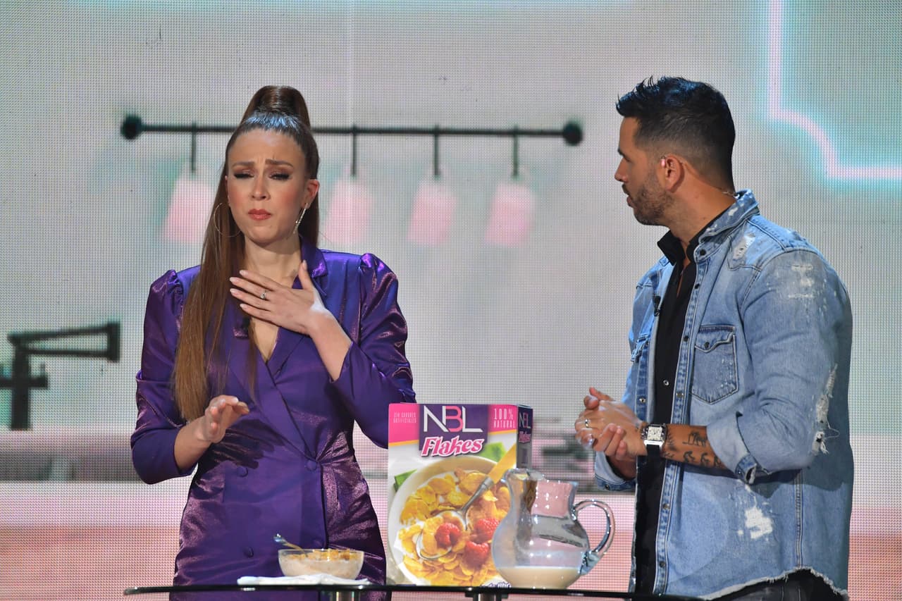 La primera de ellas fue Fabien de la Concepción, quien sufrió para vender un cereal muy 'hot', al que el Chef Yisus le agregró picante. La cubana apenas y podía hablar, pero no dejó que las cosas se le fueran de las manos y con su capacidad de improvisación, logró salir adelante.