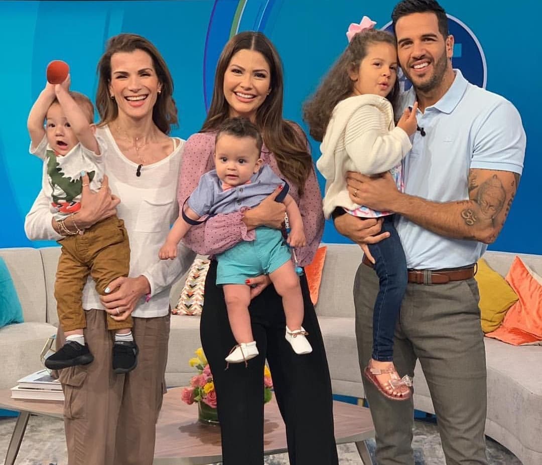 Los hijos de Alan Tacher, Ana Patricia y Chef Yisus estuvieron en el estudio de Despierta América para tomar una clase de estimulación temprana con los expertos invitados al programa de Dr. Juan.
<br>
<br>